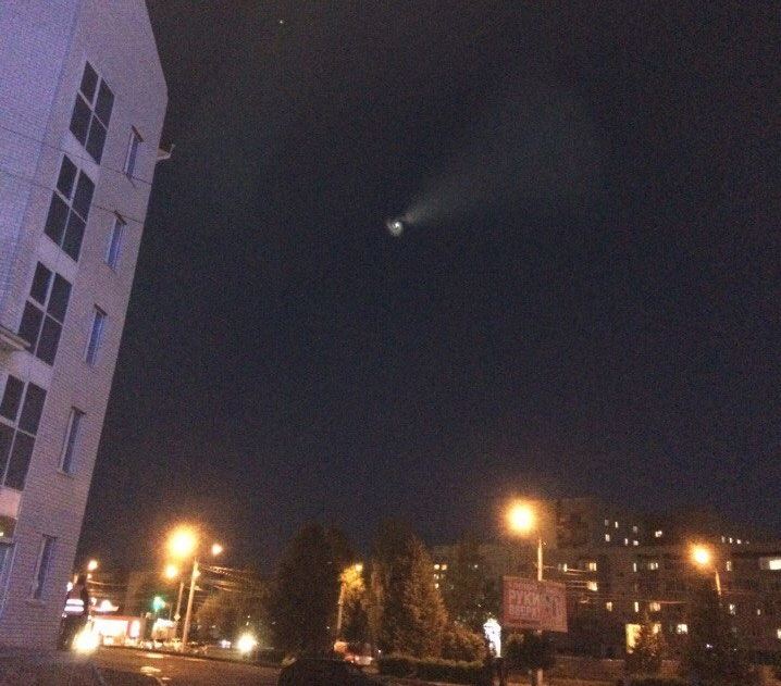В небе над хабаровском сегодня. НЛО В Чебоксарах. Светящийся объект в небе. Объекты в небе над Москвой. Летающая тарелка ночью.