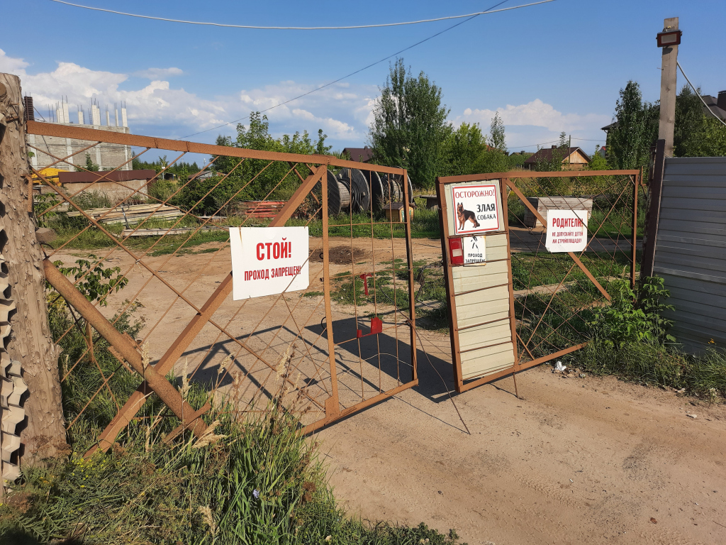 Чебоксарец лазает в свой дом через огороды и дырки в заборе, а его соседи  платят деньги за проезд к домам