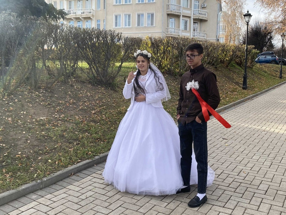 Невеста в короне и 3 подноса выкупа: в Ярославле отгремела роскошная цыганская свадьба