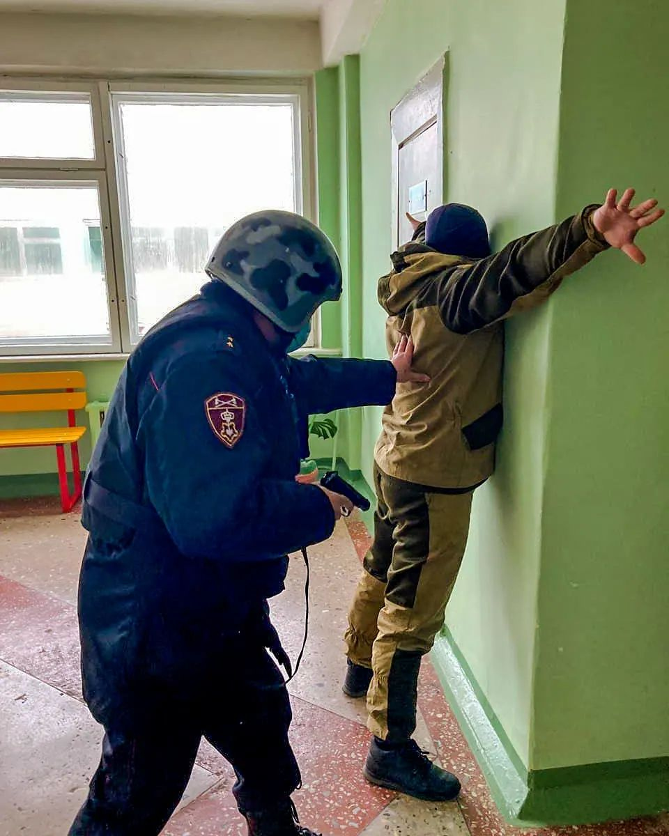 Террорист в школе москва. Нападение террористов на школу. Терорисиы в ШК. Вооруженные нападения в школах.
