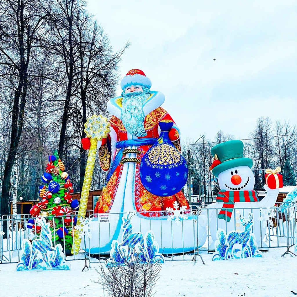 В Чебоксарах поставили пятиметрового Деда Мороза | 16.12.2021 | Порецкое -  БезФормата