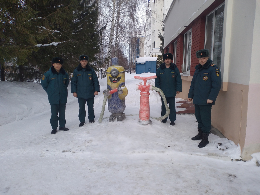 Пожарные ко Дню защитника Отечества лепят самолеты, машины и сказочных  героев