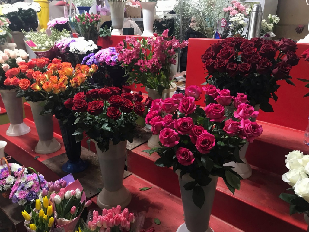 Купить розы в чебоксарах. Цветы на г. Цветочка магазин цветов. Свежие цветы в магазине. Импортные цветы.
