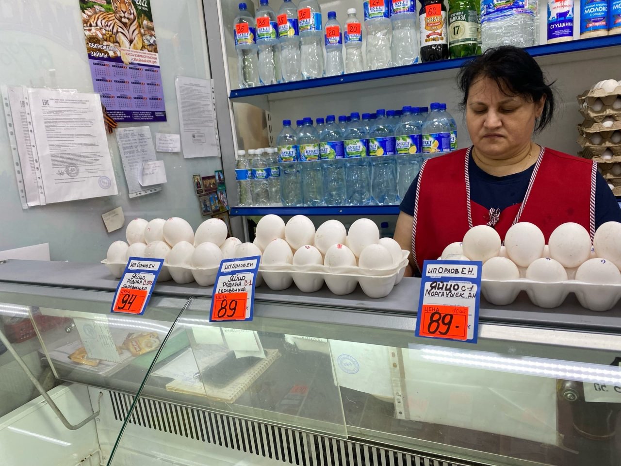Сколько стоит яйцо сегодня. Сколько стоят яйца. Упаковка яиц супермаркет. Сколько стоят яйца в магазине. Цены на яйца в супермаркетах.