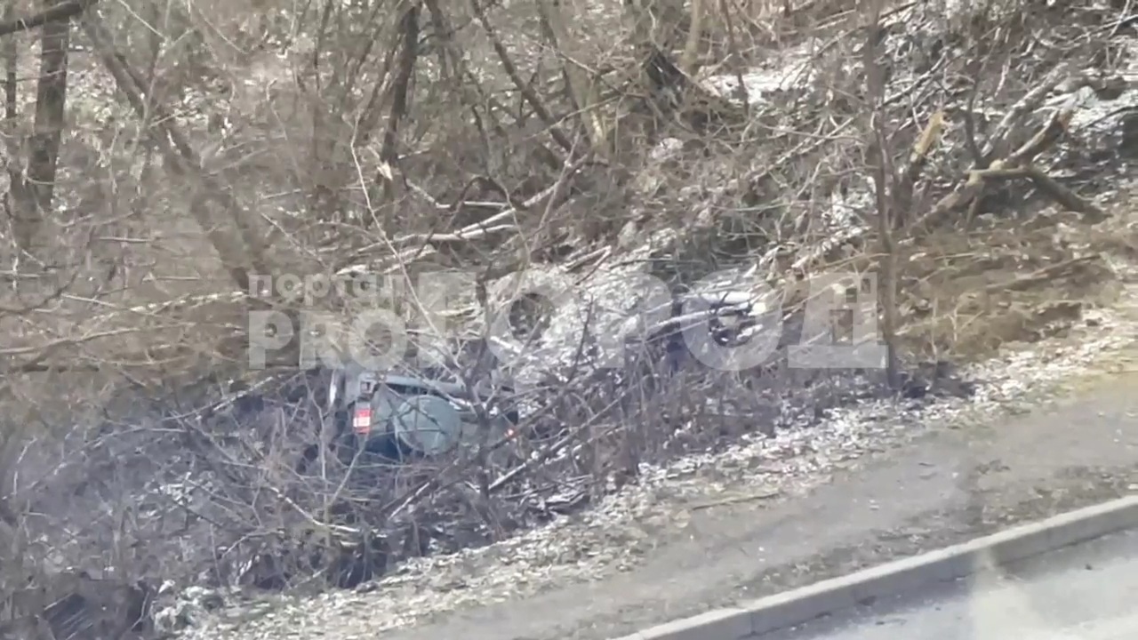 В Чебоксарах внедорожник заехал в глубокий овраг и перевернулся