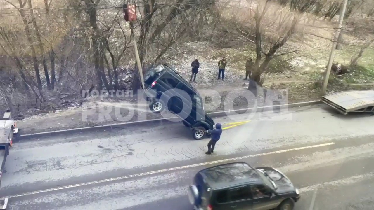 В Чебоксарах внедорожник заехал в глубокий овраг и перевернулся