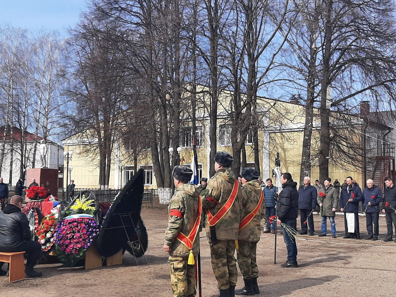 В Урмарском районе простились с добровольцем и мобилизованным