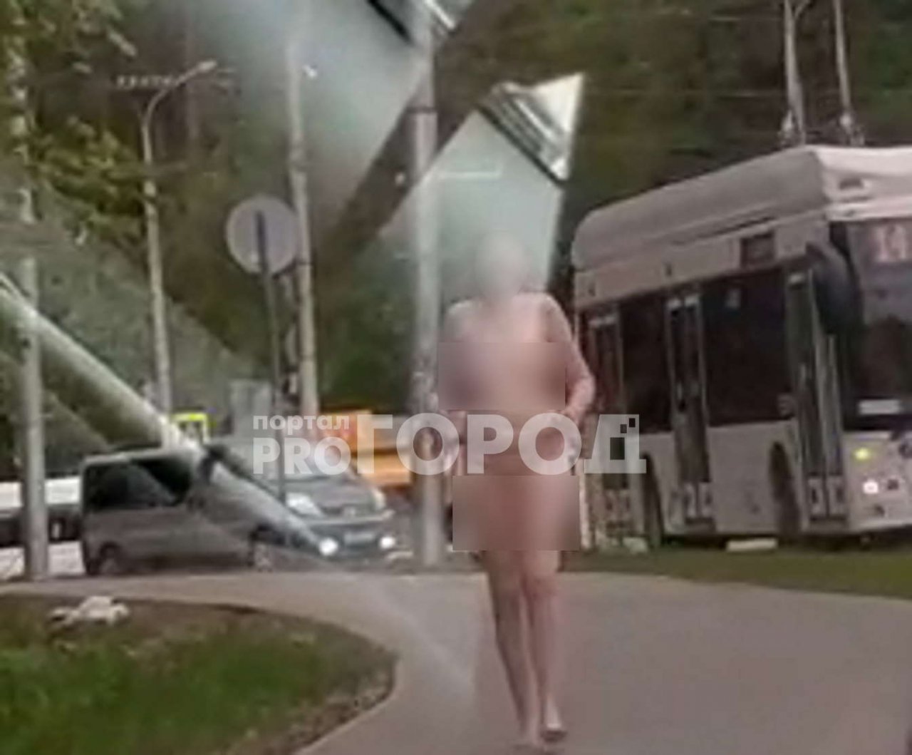 Девушка раздевается на улице - смотреть русское порно видео бесплатно
