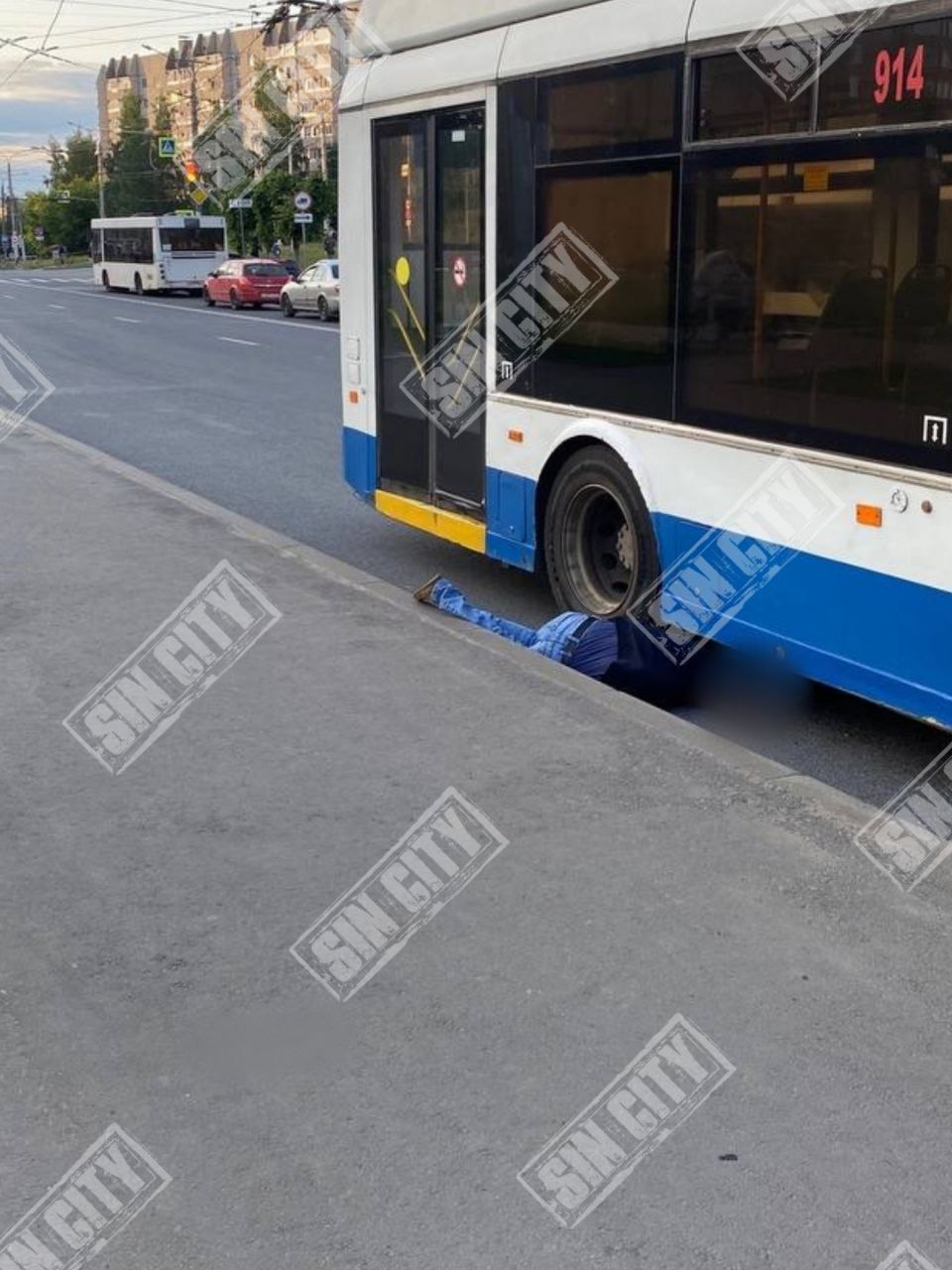 В Чебоксарах мужчина упал прямо под колесо отъезжающего троллейбуса