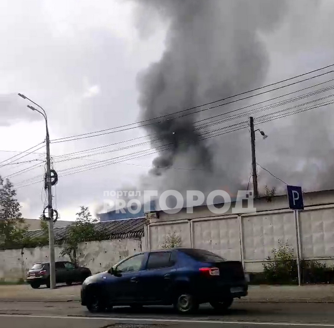 В Чебоксарах на Базовом проезде полыхает склад стройматериалов