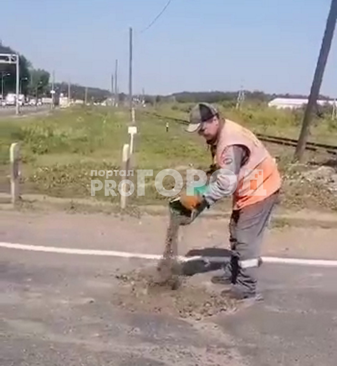 В Чебоксарах дороги ремонтируют грязью с обочины: 