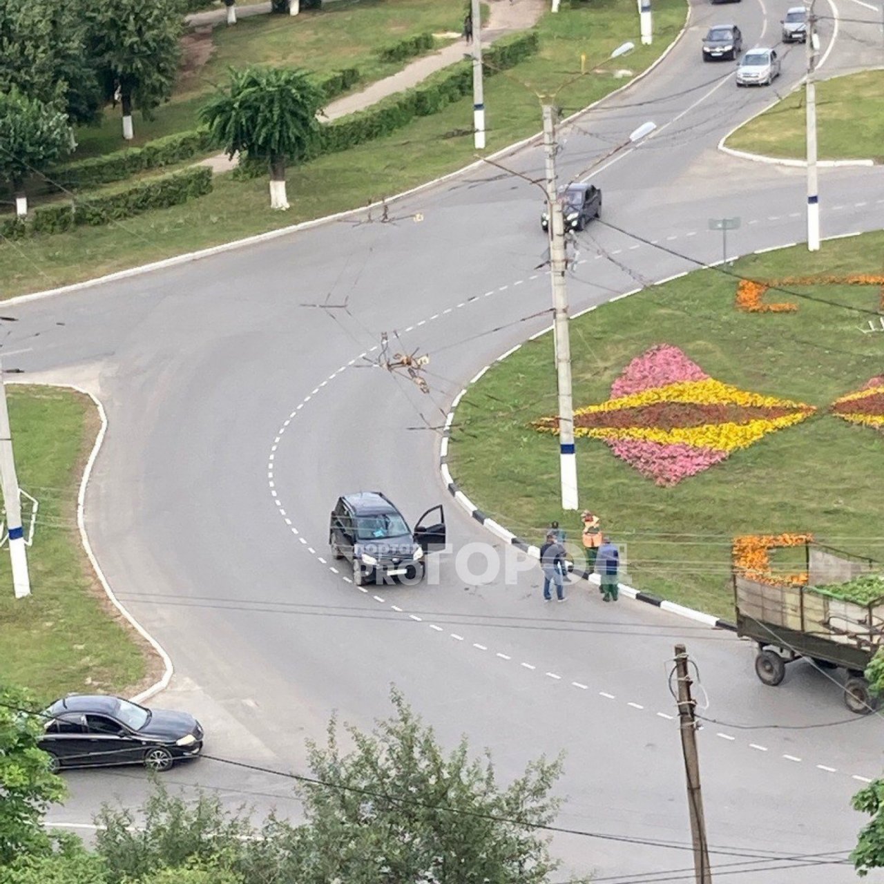 В Новочебоксарске озеленитель выпал из ехавшего трактора