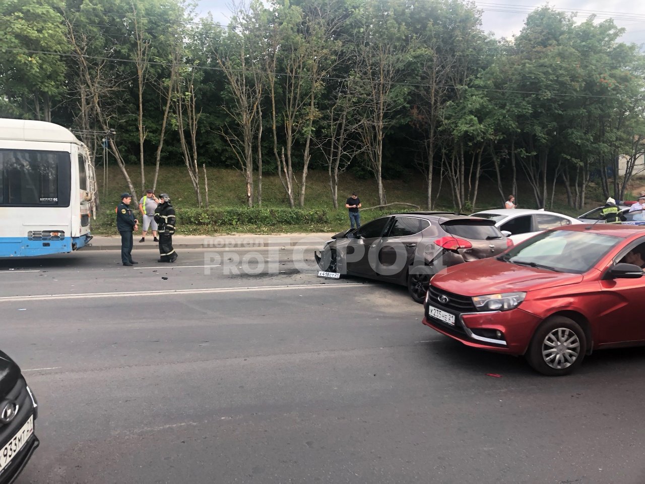 В Чебоксарах две иномарки устроили ДТП и заблокировали дорогу в центр города