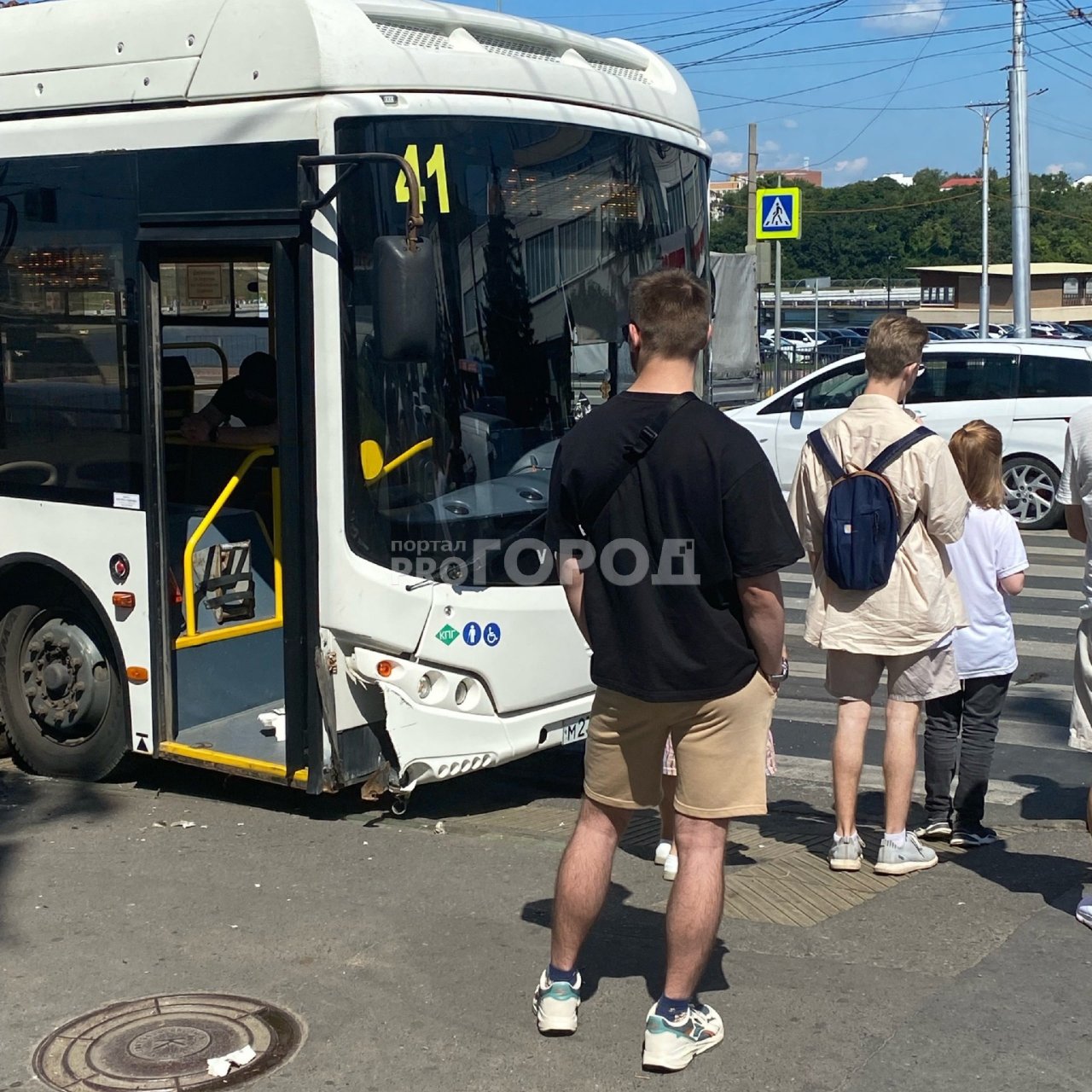 Рядом с Заливом в Чебоксарах автобус с пассажирами попал в ДТП: 