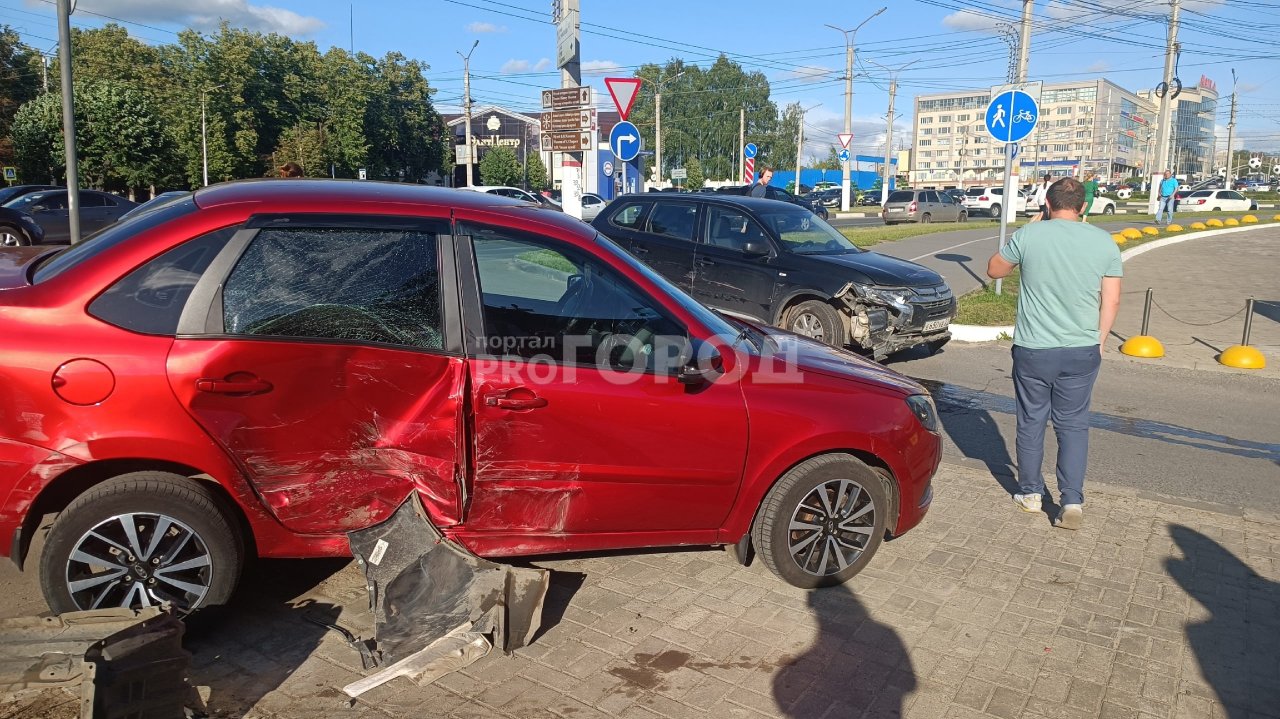 В Чебоксарах на улице Калинина произошло массовое ДТП