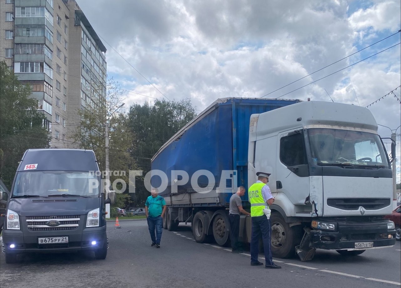 В Чебоксарах столкнулись фура и пассажирская маршрутка