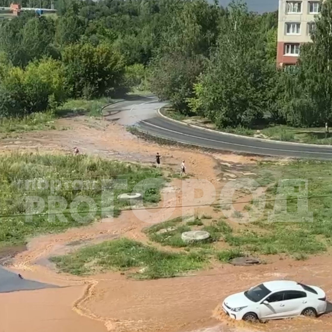 В Северо-Западном районе образовалась коричневая река прямо на дороге