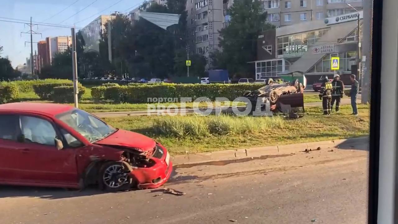 Утреннее ДТП с переворотом в Чебоксарах: легковушка вылетела с дороги