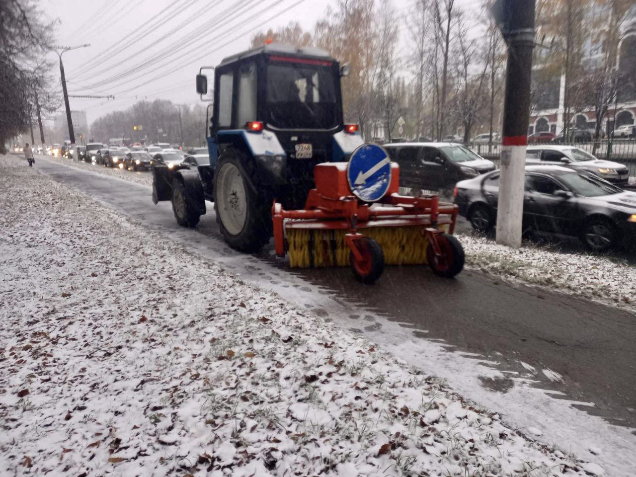 С рассвета в Чебоксарах посыпают дороги от гололеда и убирают наледь