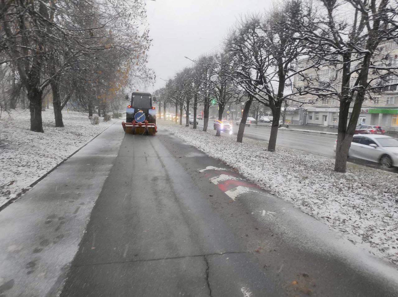 Посыпка тротуаров. Снег на дороге. Заснеженная улица. Благовещенск в ноябре. Гололед.