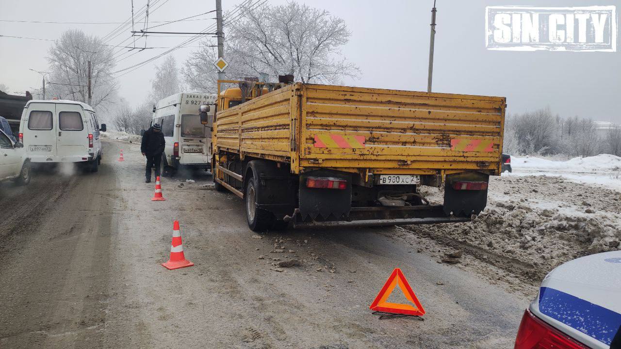 В Чебоксарах в маршрутку врезался КамАЗ: пострадала пассажирка