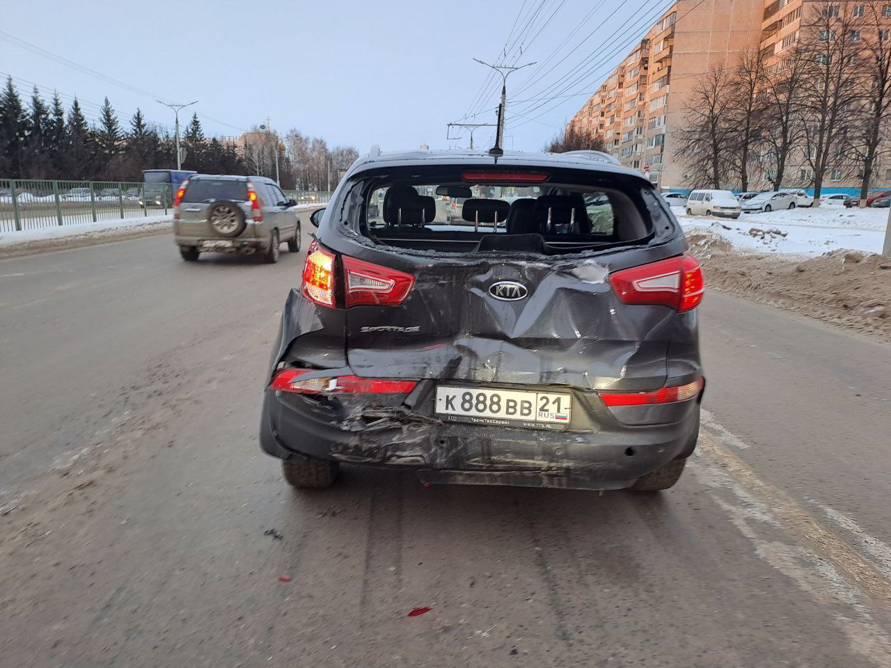 В Чебоксарах тягач врезался в стоящую на светофоре легковушку: пострадала  женщина