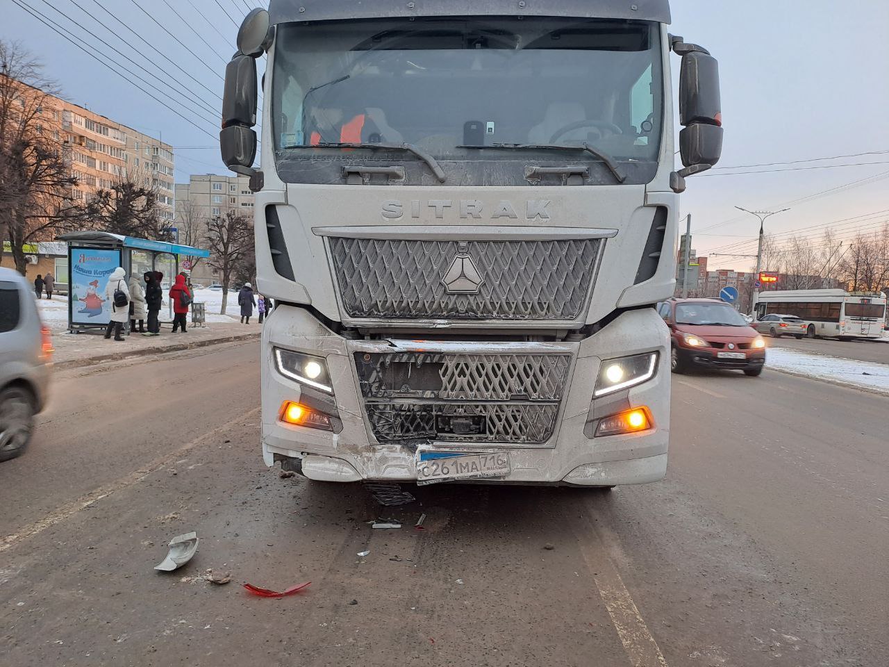 В Чебоксарах тягач врезался в стоящую на светофоре легковушку: пострадала  женщина