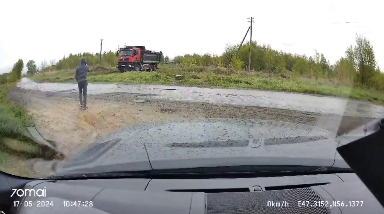 В Чебоксарах грузовики Shacman и Howo устроили свалку мусора около домов  горожан