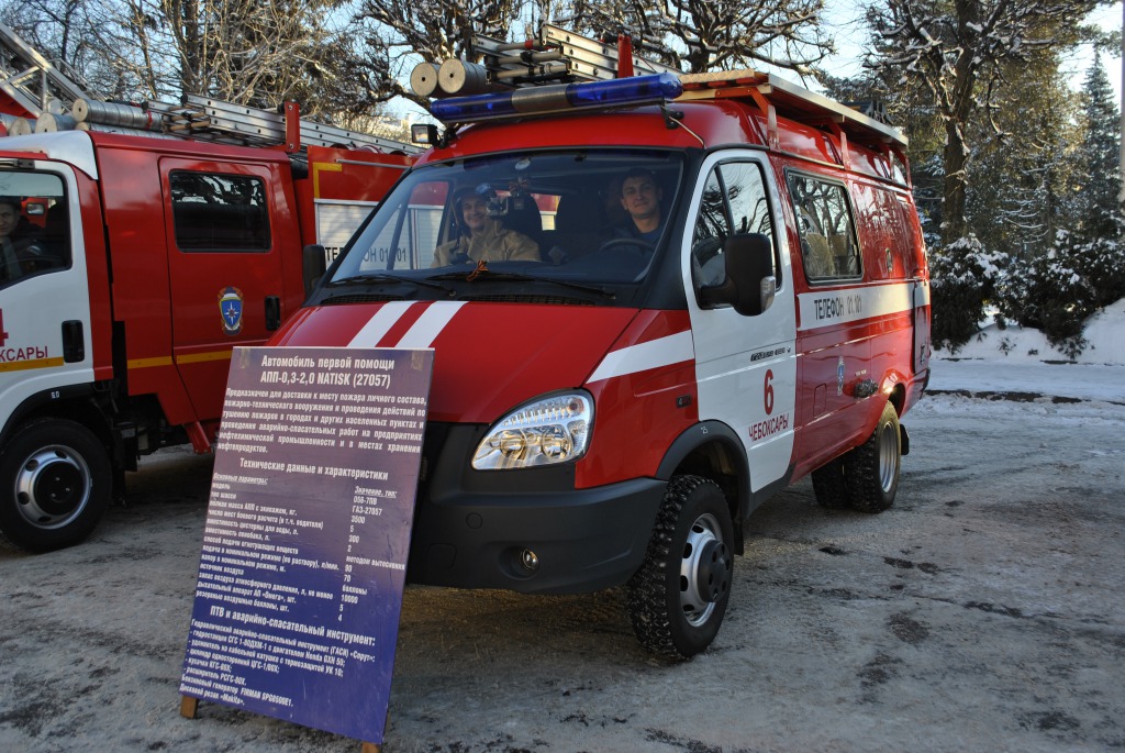 Спасательный автомобиль мчс. Аварийно-спасательный автомобиль МЧС 112. Спасательная машина МЧС. Спецмашины МЧС. Красная спасательная машина.
