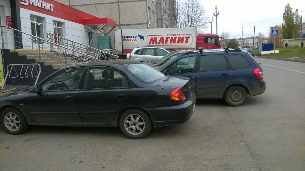 Магазин колесо великий новгород. Великий Новгород магазин вокруг колеса. Около магазина стояли 4 машины.. Возле магазина стояло 25 машин.