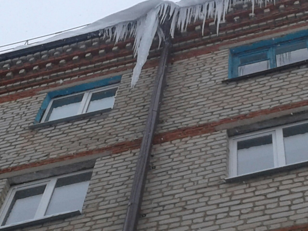 Вот такие сосульки висят у нас по адресу переулок Молодежный, дом 11/1.