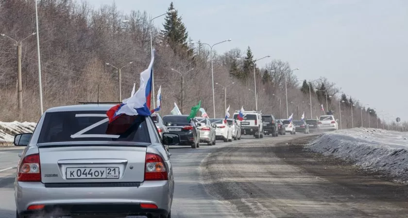 Фото к статье: В Чебоксарах проехала автоколонна с символами Z и V