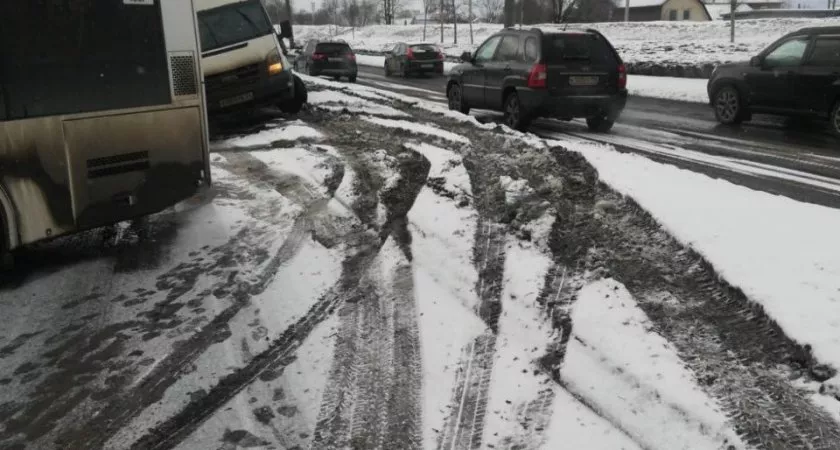 Фото к статье: На Марпосадском шоссе столкнулись пассажирский автобус и легковушка