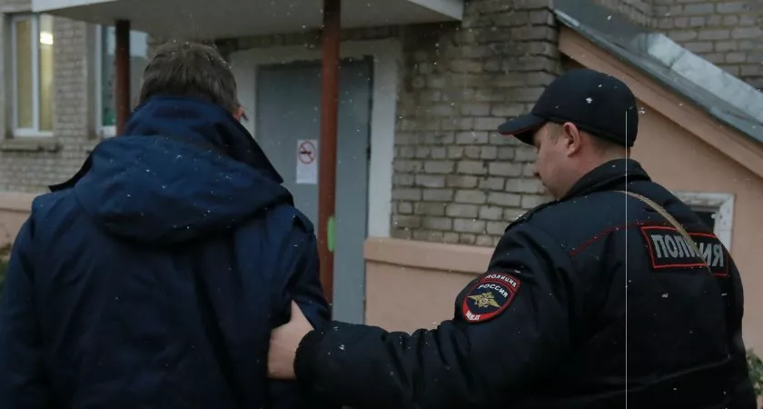 Фото к статье: В центре Чебоксар задержали и оштрафовали мужчину с плакатом