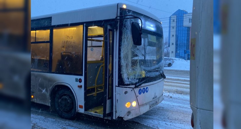 В Чебоксарах в автобус,полный пассажирами врезался другой автобус: "Слышен был только мат"