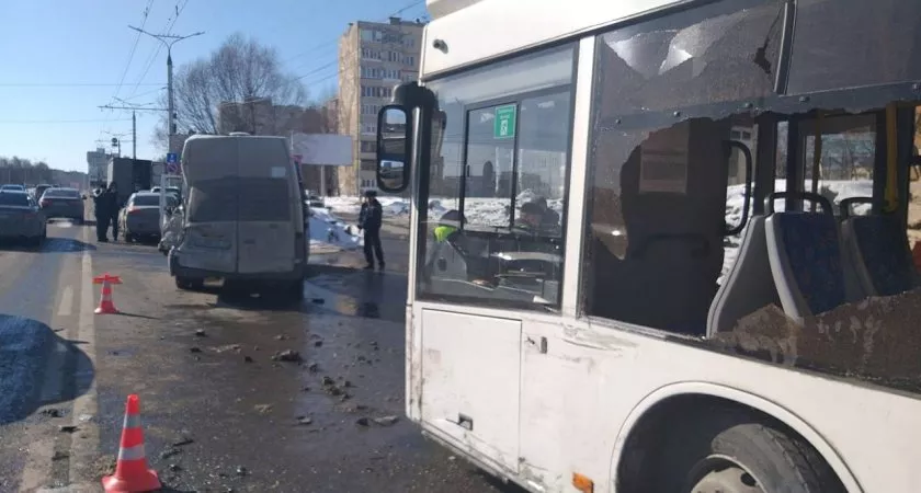 Фото к статье: В Чебоксарах столкнулись троллейбус, маршрутка и грузовик
