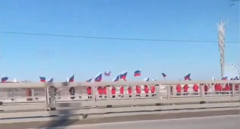 Вдоль Московского моста выстроились люди с флагами