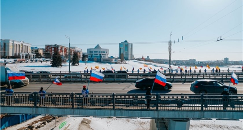 Фото к статье: Что на самом деле происходило на Московском мосту, где были замечены люди с флагами