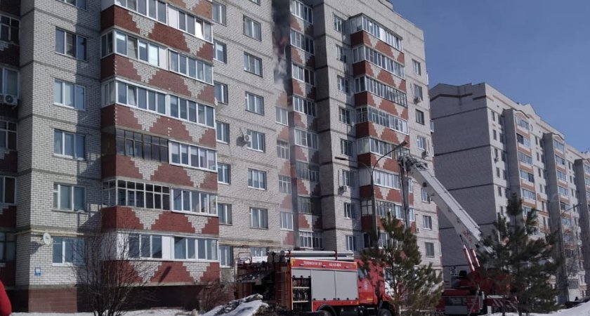 В Новочебоксарске горят две квартиры: "Огонь перекинулся на квартиру соседей сверху"
