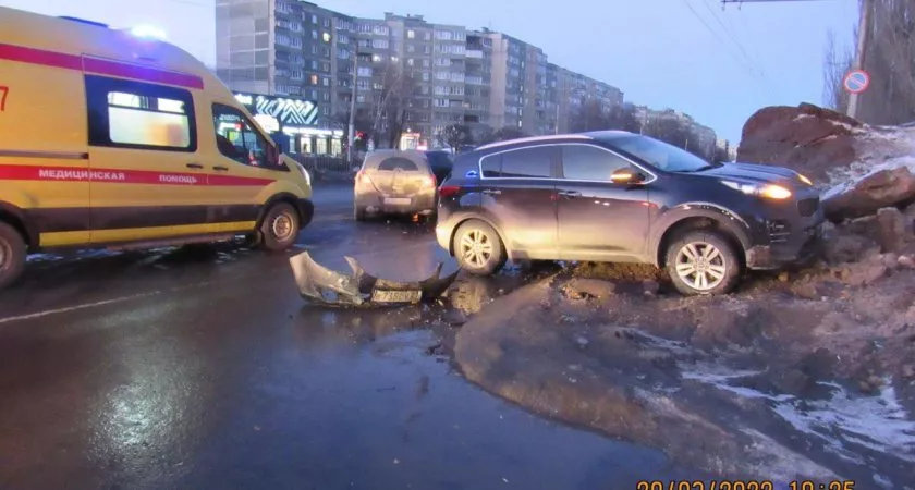 Фото к статье: В Чебоксарах пьяный мужчина устроил аварию: пострадали и его маленькие дети