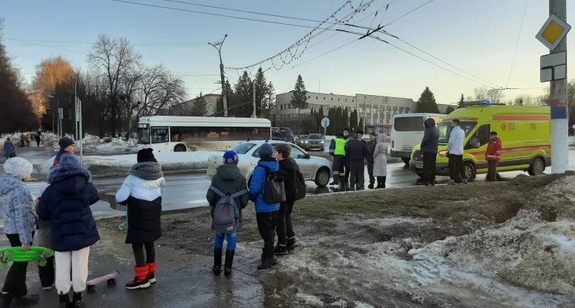 Фото к статье: В Новочебоксарске "Гранта" сбила пешехода: от удара женщина отлетела