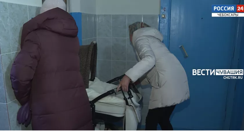 Фото к статье: В Чебоксарах женщина с младенцем застряла в аварийном лифте