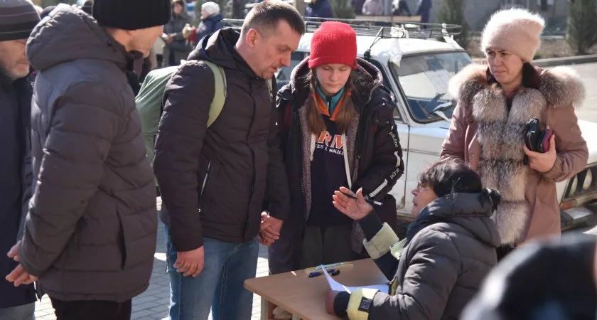 Фото к статье: Мариупольцам раздают необходимые предметы и еду в центр гумпомощи «Единой России»
