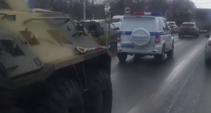 В Чебоксарах по проспекту Яковлева проехал БТР в сопровождении военной полиции