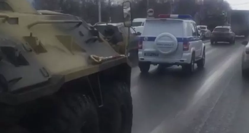 Фото к статье: В Чебоксарах по проспекту Яковлева проехал БТР в сопровождении военной полиции