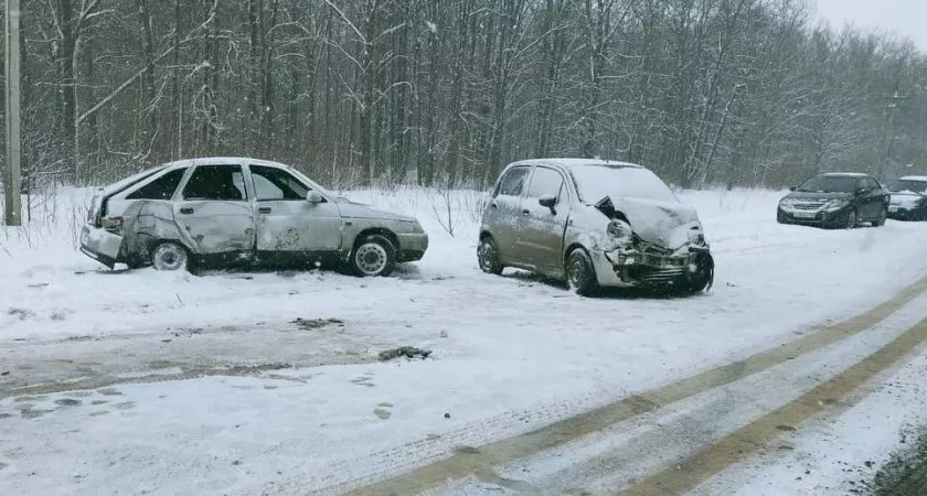 Фото к статье: В Чувашии 18-летний водитель устроил аварию с пятью пострадавшими
