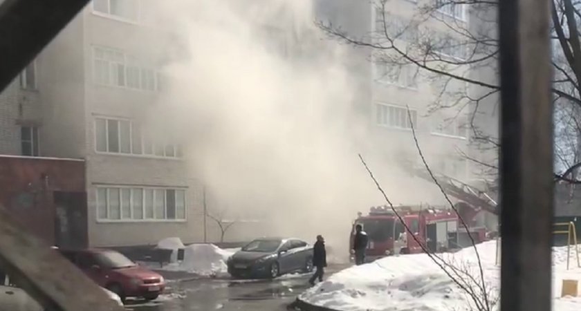 В новочебоксарской девятиэтажке горела квартира: дымом заволокло двор
