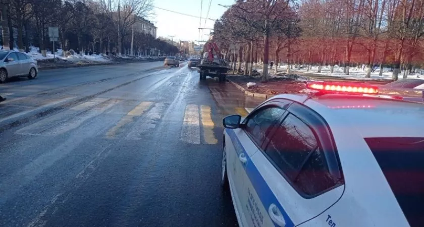 Фото к статье: В центре Чебоксар водитель иномарки без прав сбил человека