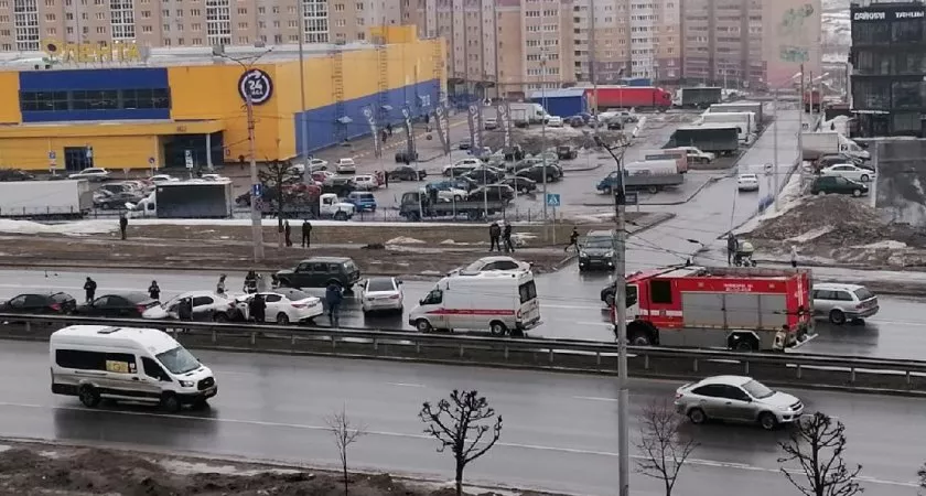 Фото к статье: В Чебоксарах на проспекте Тракторостроителей произошла авария с пятью автомобилями