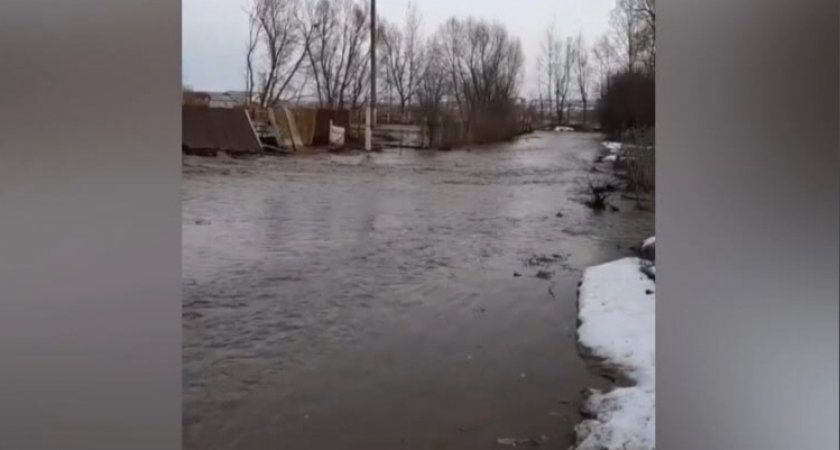 В Урмарском районе река вышла из берегов и затопила деревню